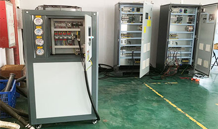 什么原因引起工業(yè)冷水機壓力過高的？